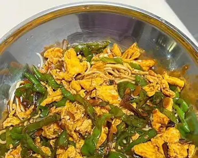 面条这样做真的巨巨巨好吃!从小吃到大的青椒鸡蛋酱拌面!
