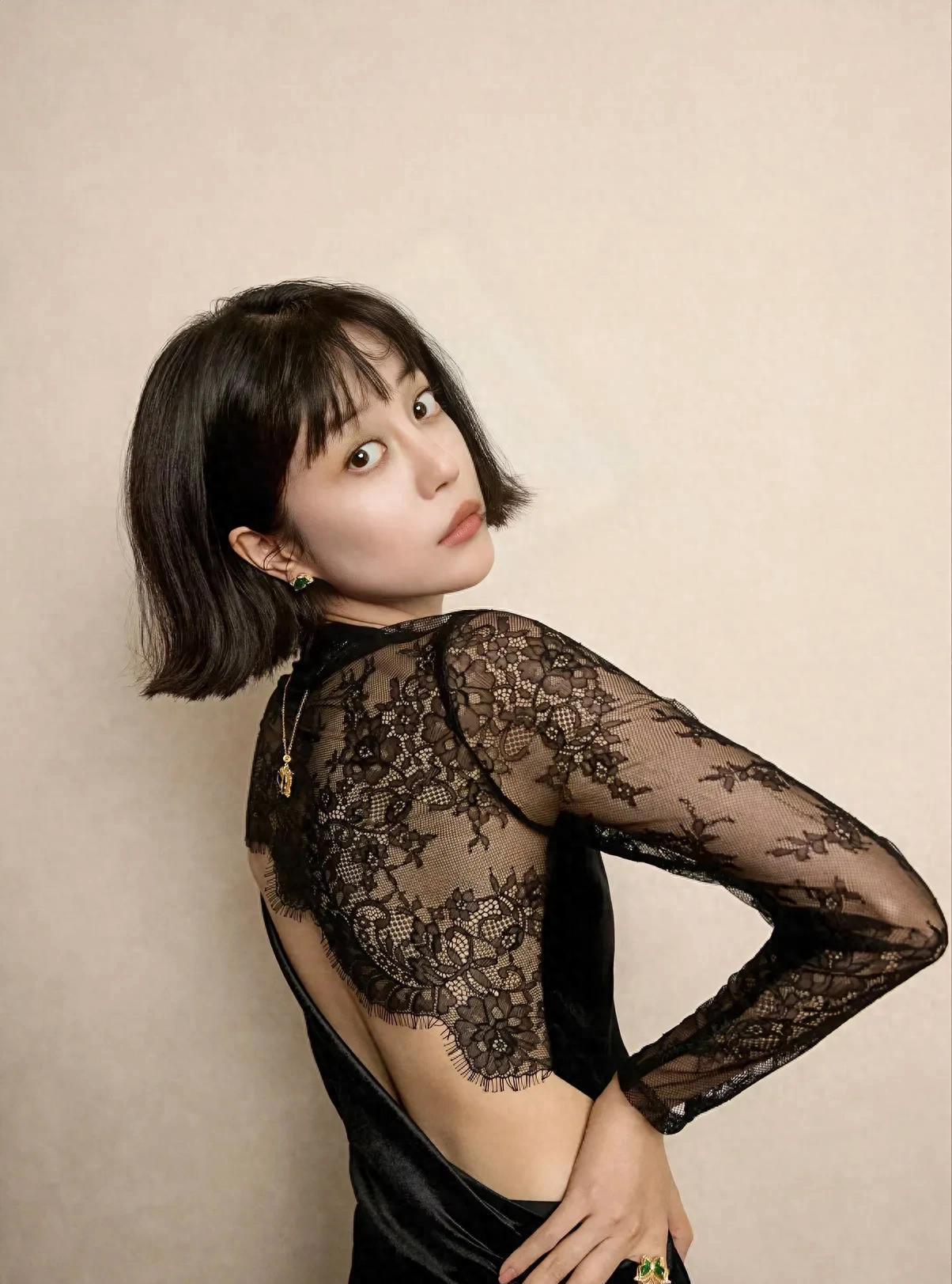 李溪芮这次用几套造型狠狠惊艳了大家黑色蕾丝绒连衣裙自带复古摩登