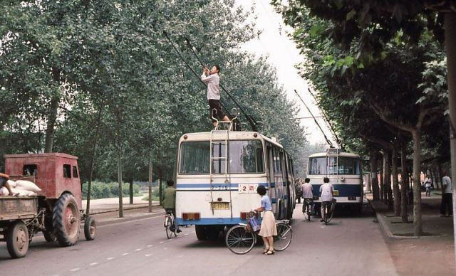 当时,这种长着"大辫子"的无轨电车,在很多城市