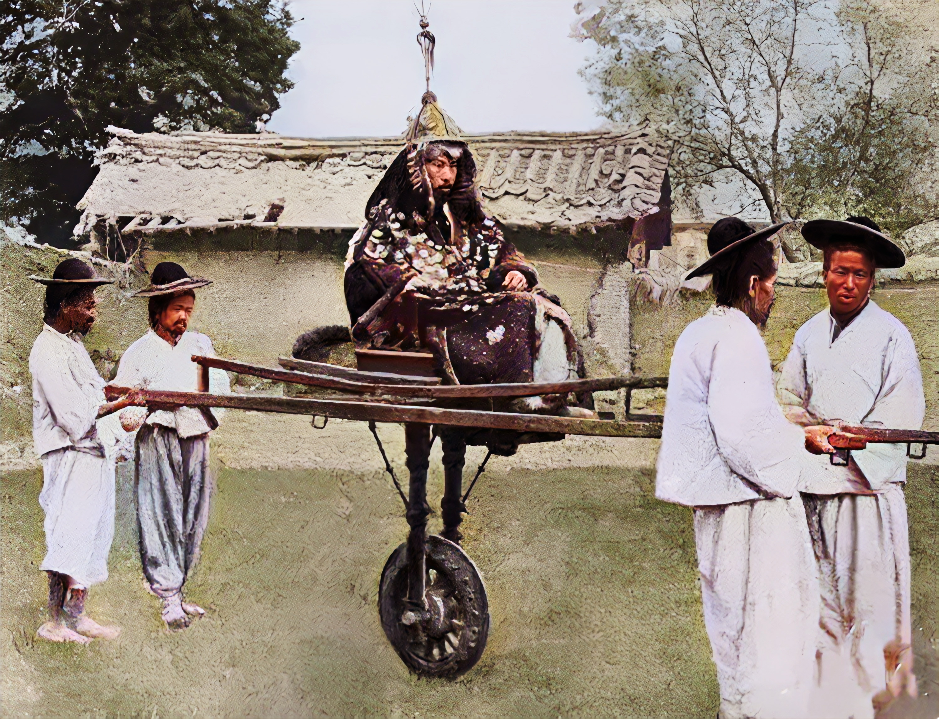 1900年,大韩帝国一名将军,身穿甲胄出行.他没有骑马,而是乘坐独轮车