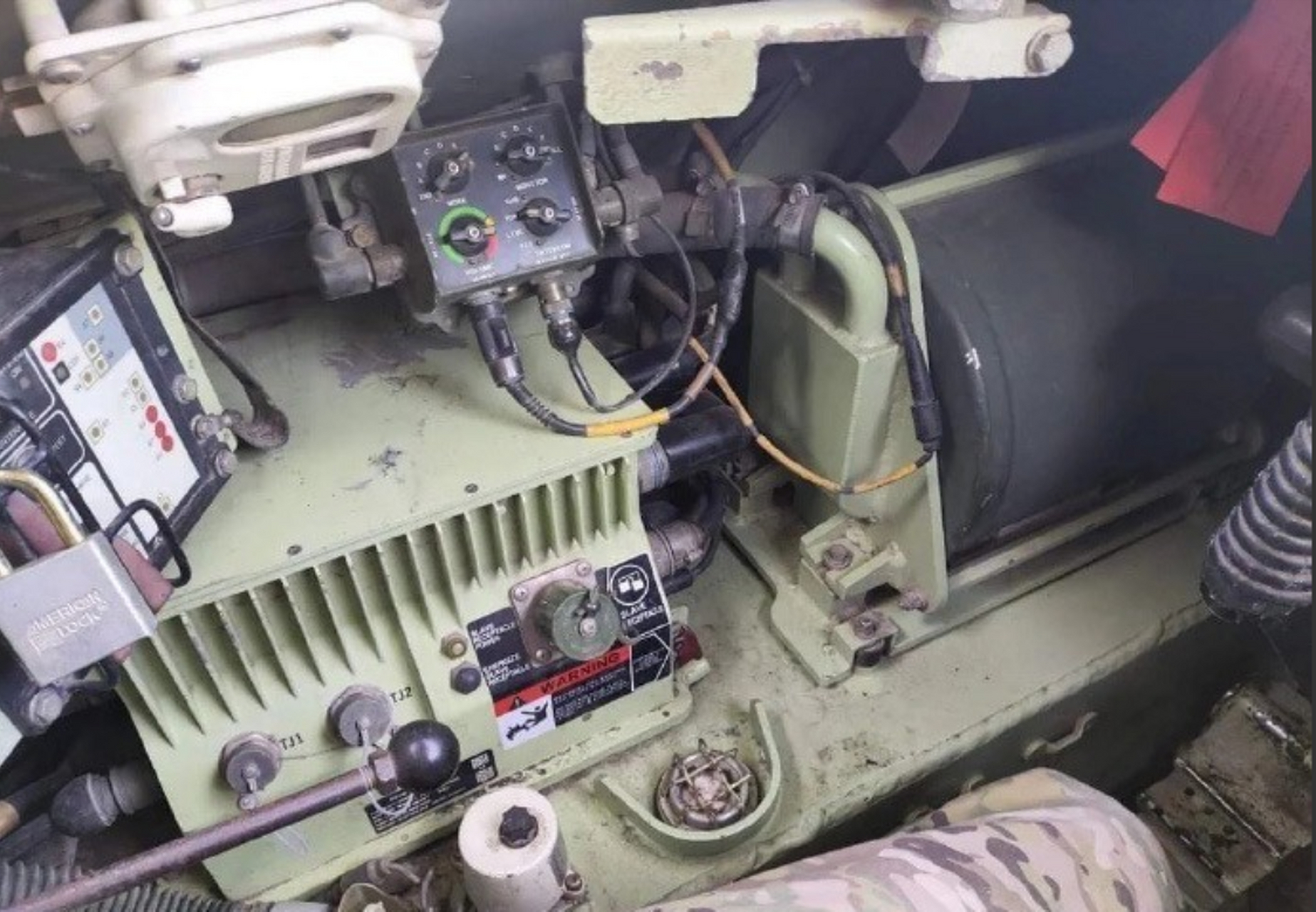 俄军缴获乌军m-2型布雷德利步兵战车内部照片,都是90年代生产的库存货