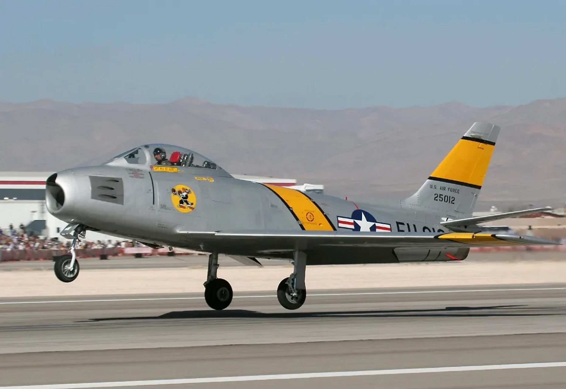 其实f86战斗机也是非常先进的,也是喷气式战斗机,装备有6挺12.