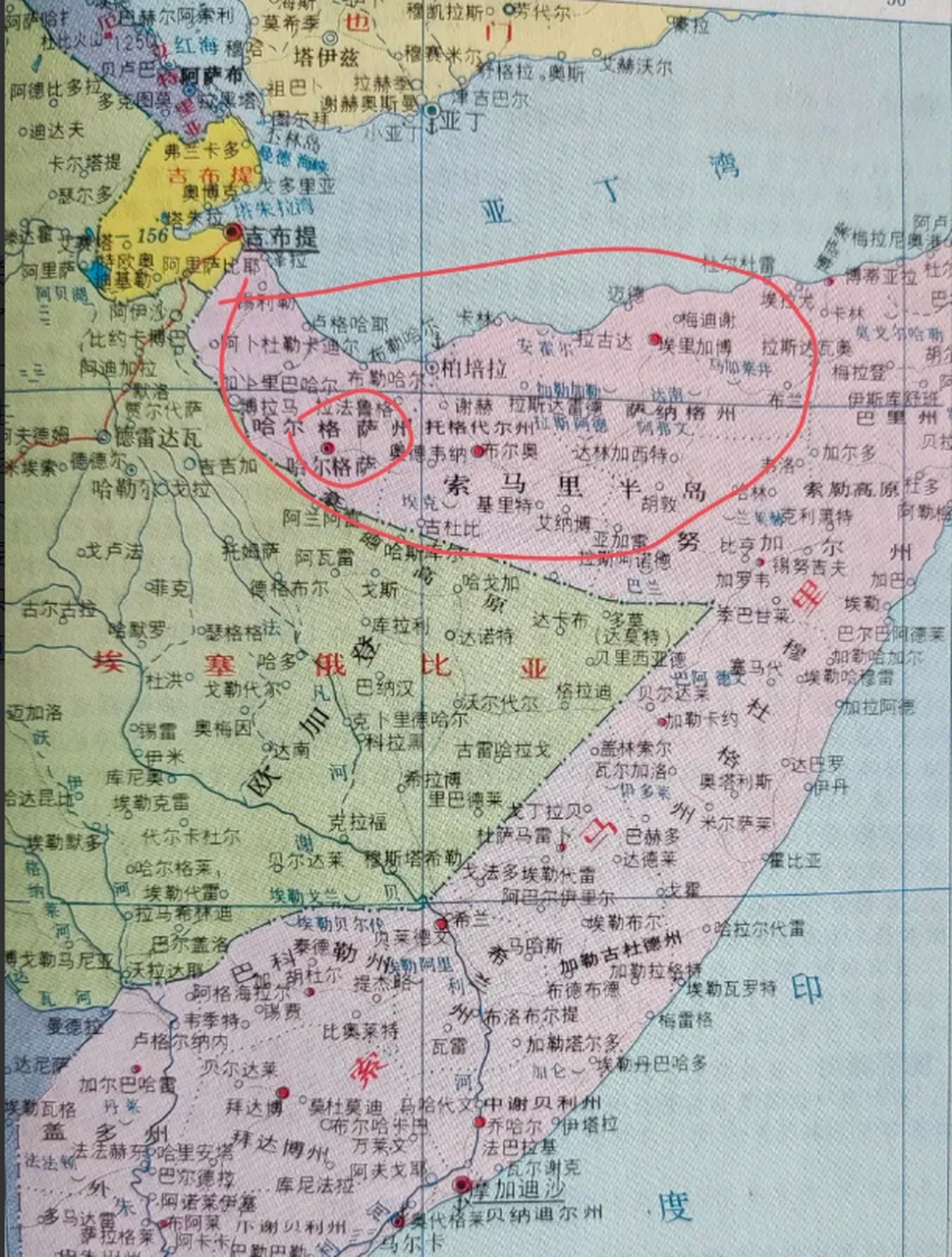 图中红圈位置有一个索马里兰,有自己的军队,货币,获得了很多国家承认