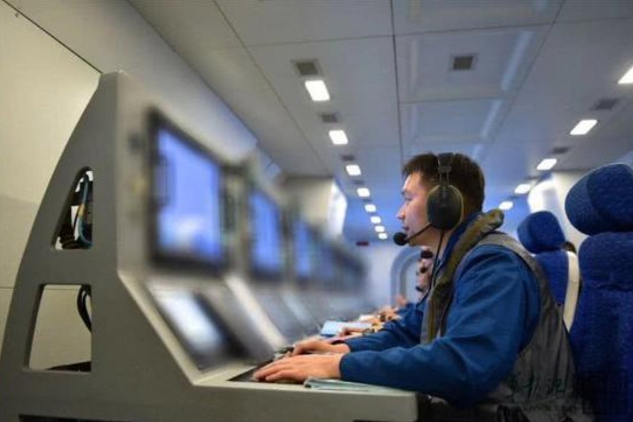 左边是中国空警-500的内部照片,右边是澳大利亚e-7a预警机的内部照片.