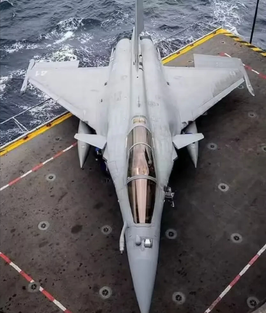 这是美国,俄罗斯,法国,中国的四国的舰载教练机,他们分别是t45,苏25