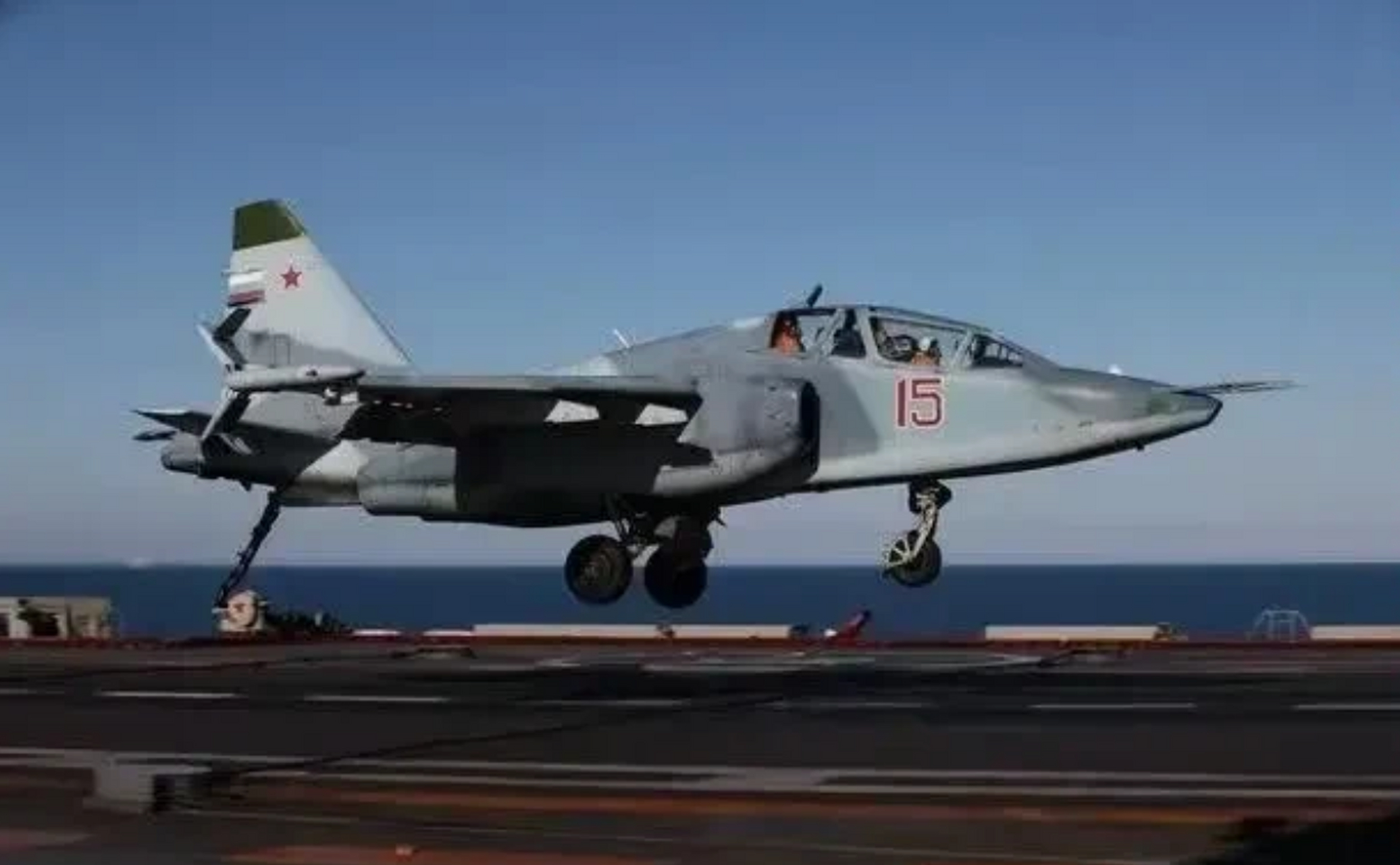 这是美国,俄罗斯,法国,中国的四国的舰载教练机,他们分别是t45,苏25