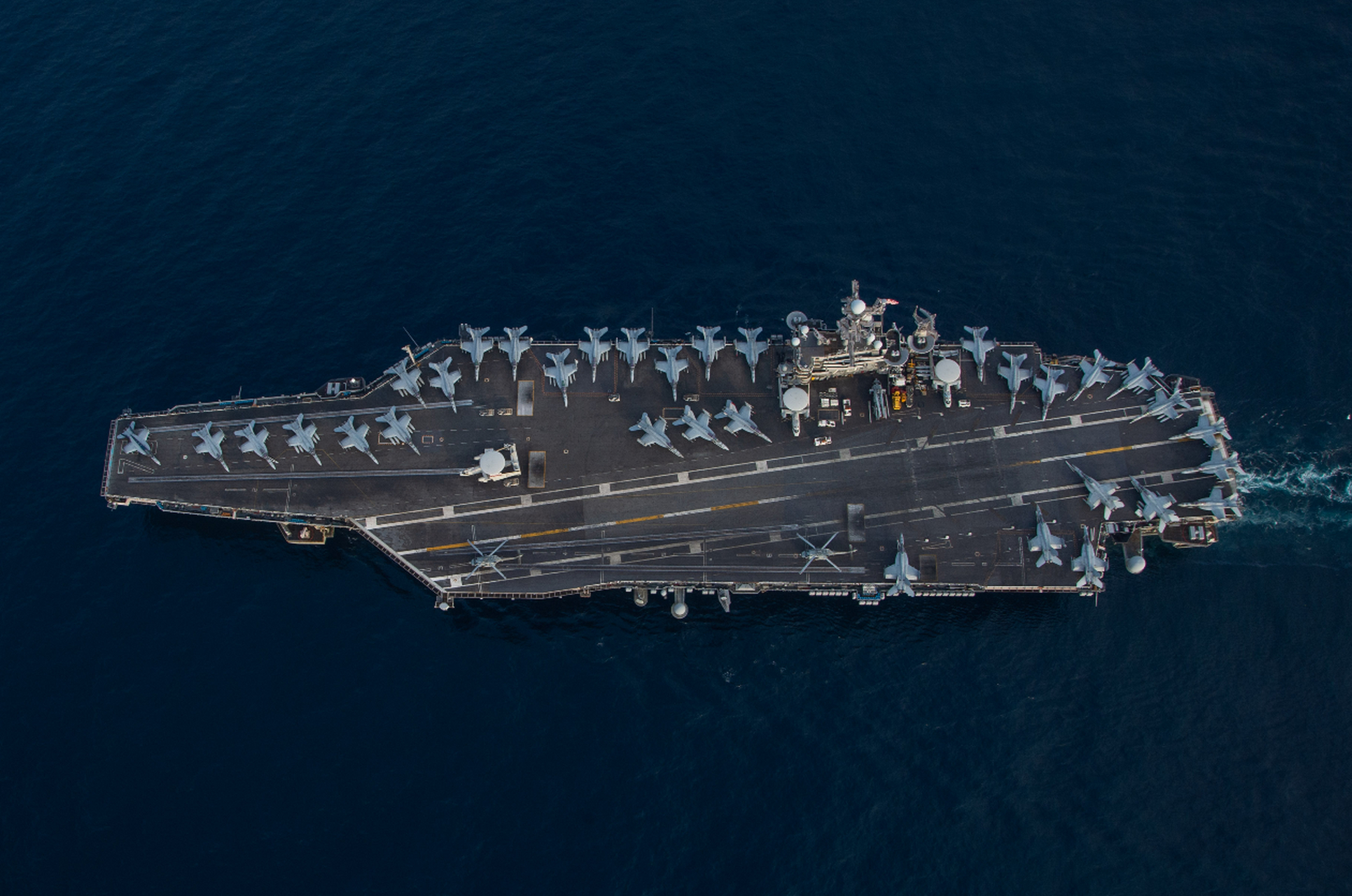 左边是法国海军"戴高乐"号航空母舰的俯视图,中间是美国海军"杜鲁门"