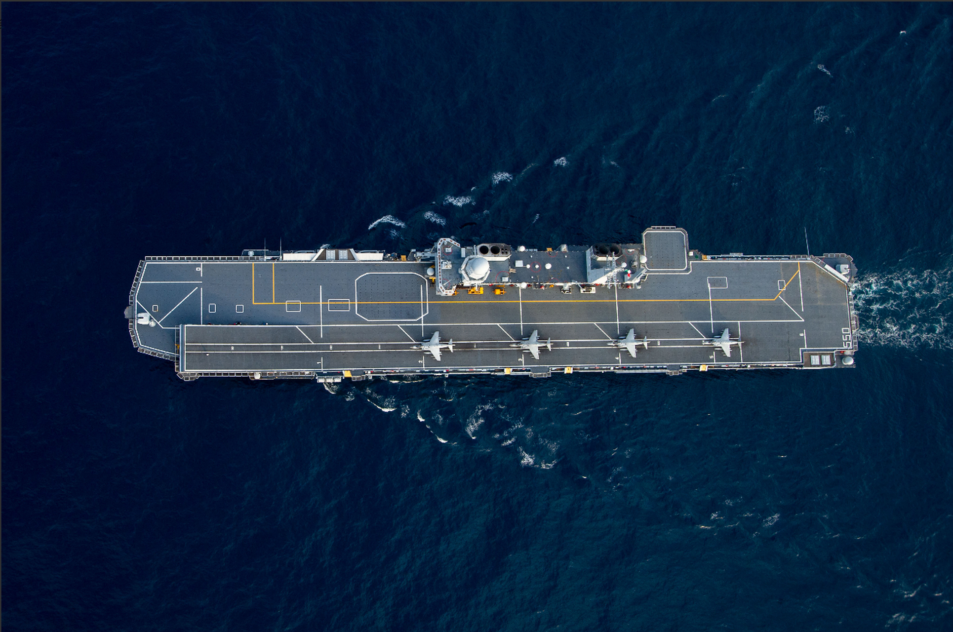 左边是法国海军"戴高乐"号航空母舰的俯视图,中间是美国海军"杜鲁门"