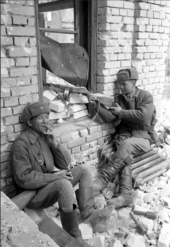 —1942年,斯大林格勒前线,两名苏军士兵正在一处废墟