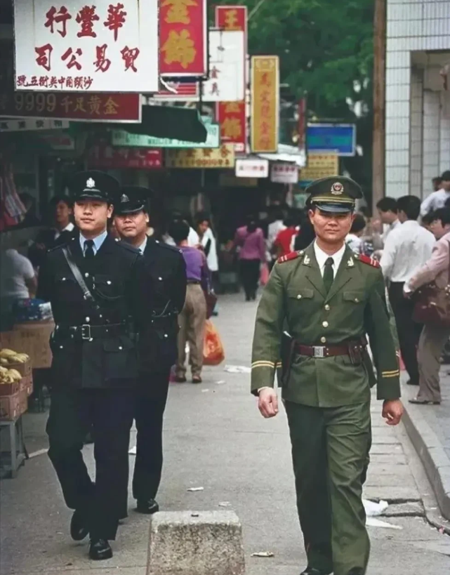 这张照片拍摄于90年代初,中英街上的巡逻警察形象地展示了当时的政治