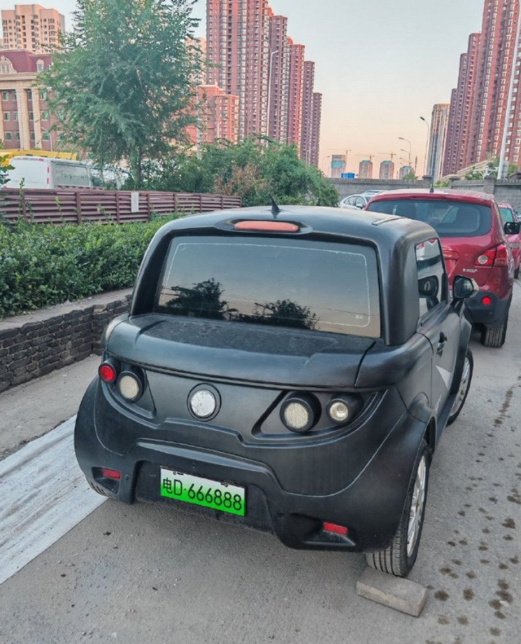 以为是北汽的lite,心想这车做的挺个性,还有耐克标,结果看到牌子我懵