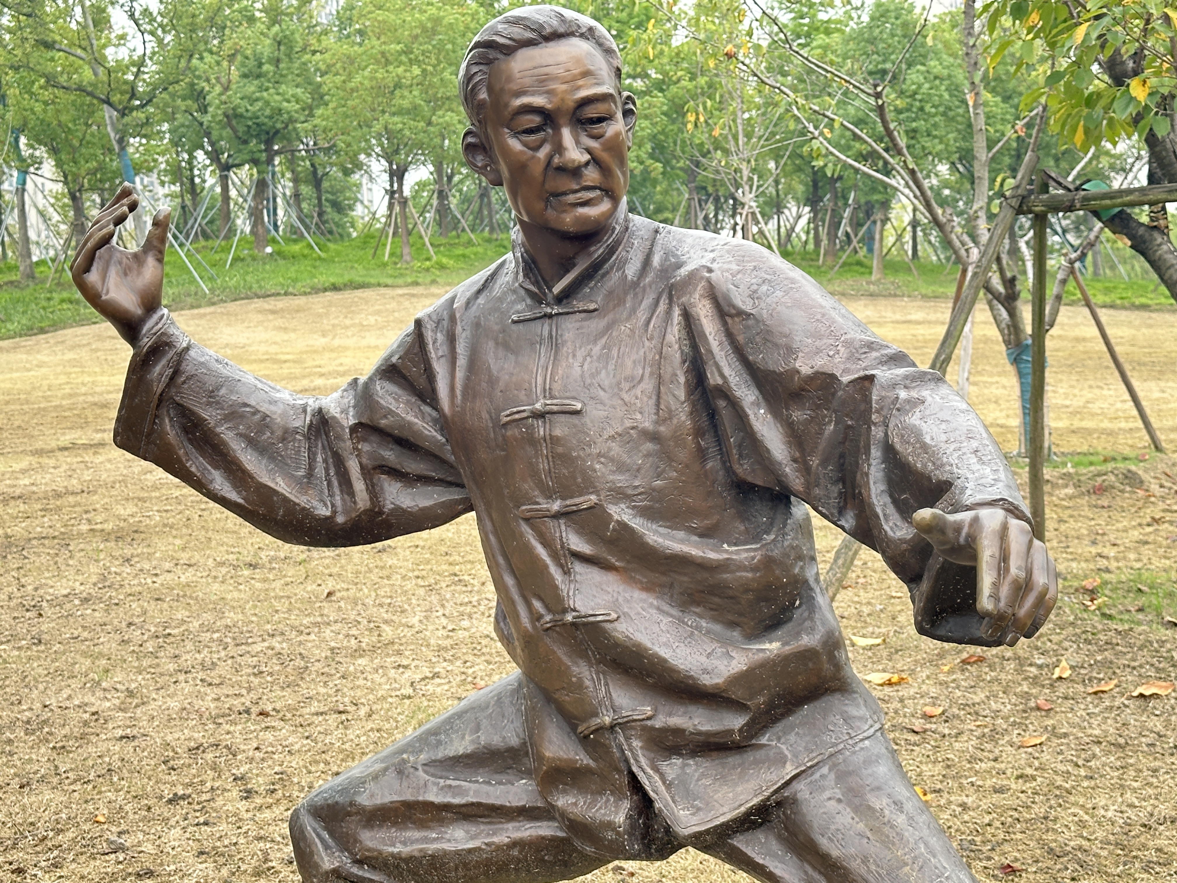的三个作品老的古义津门张大力像古义锻炼吴运铎雕塑福健一夫雕像杂技