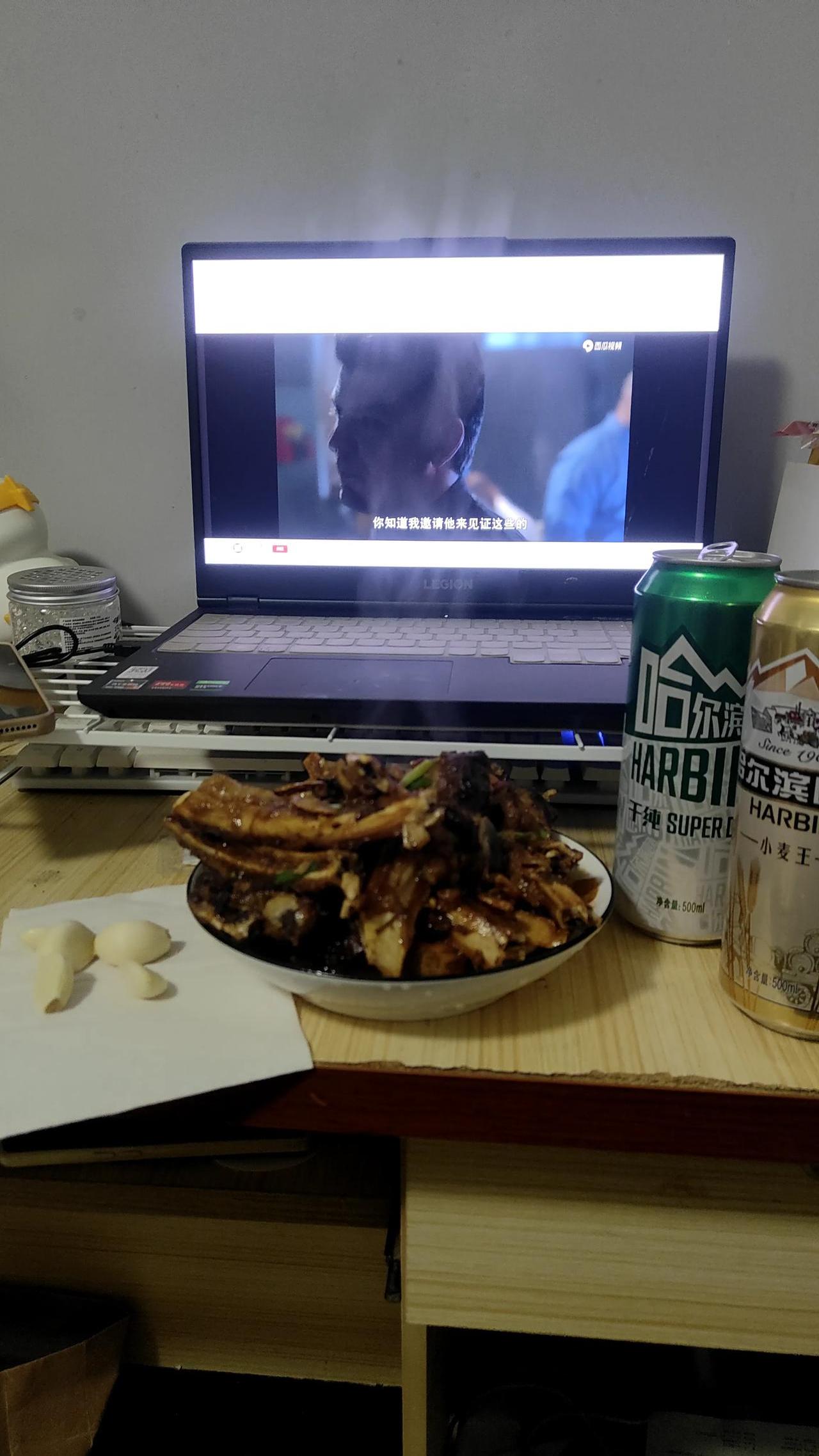 没上班,也没去跑单,休息就是两天咯,37块整点牛骨头配小啤酒,一个人