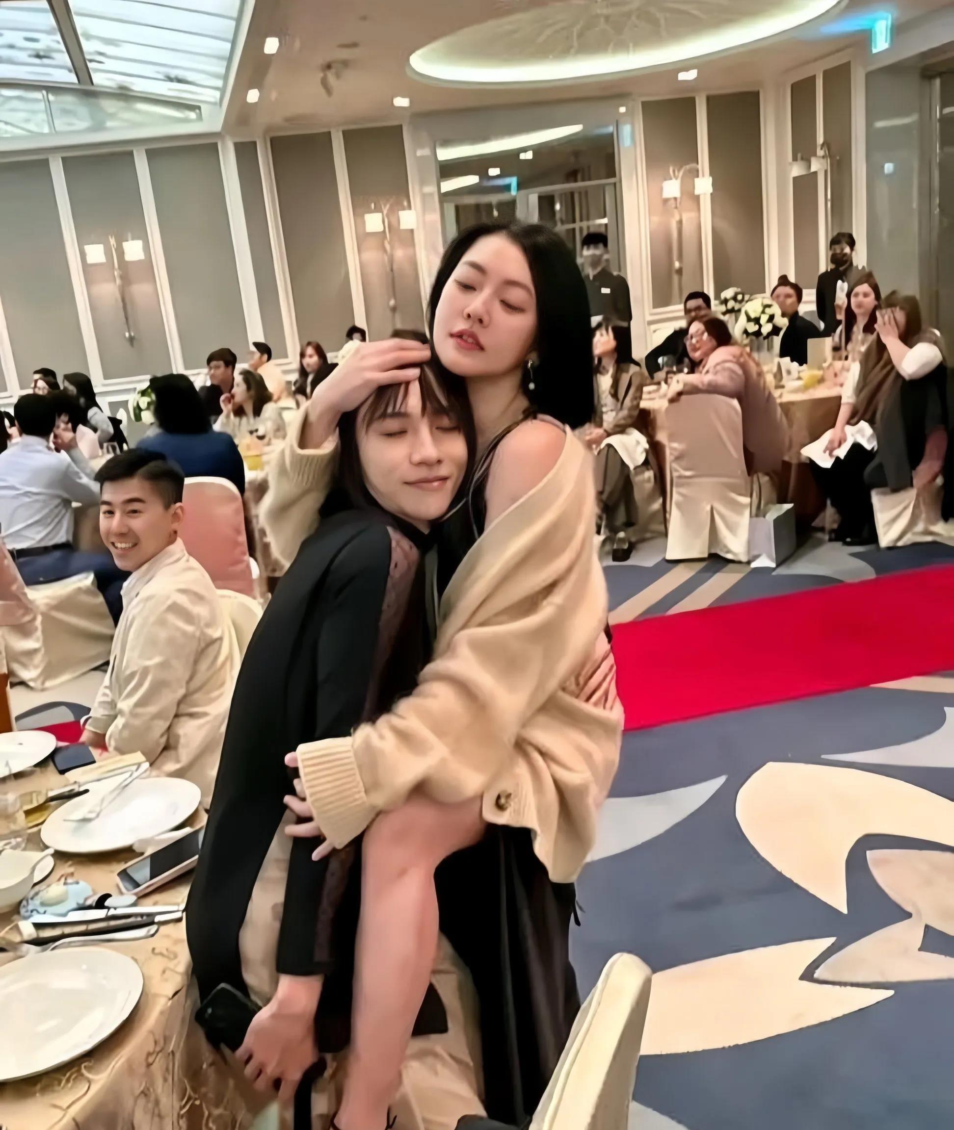 小s与舞蹈老师的亲密互动引发诸多猜测