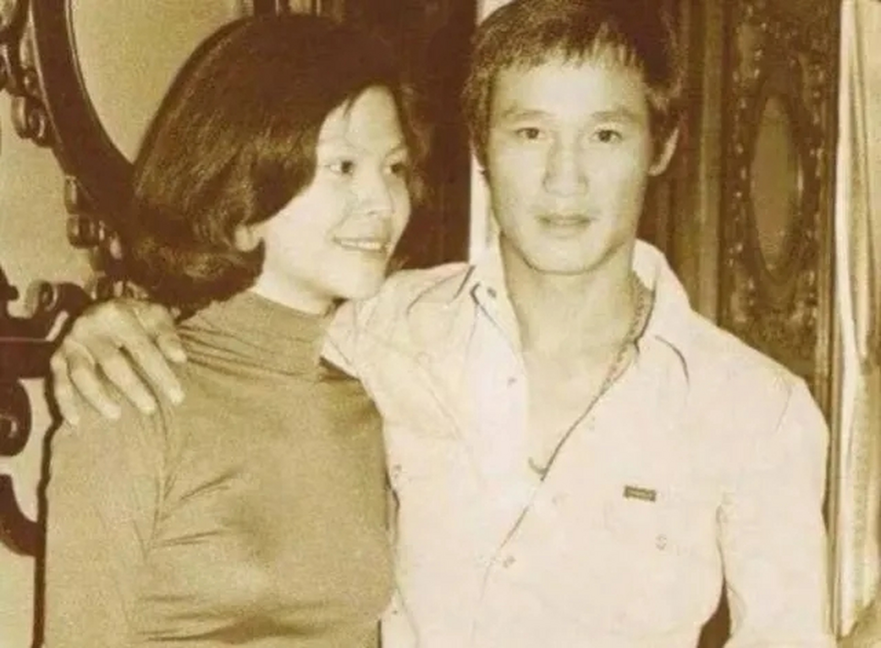 1984年,陈惠敏带着怀孕的妻子去参加宴会,碰见新义安的苏龙,苏龙一脚