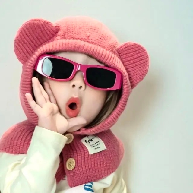 你有几个选择: 1. 运动戴帽捂脸小女孩表情包可爱萌娃抠鼻子头像