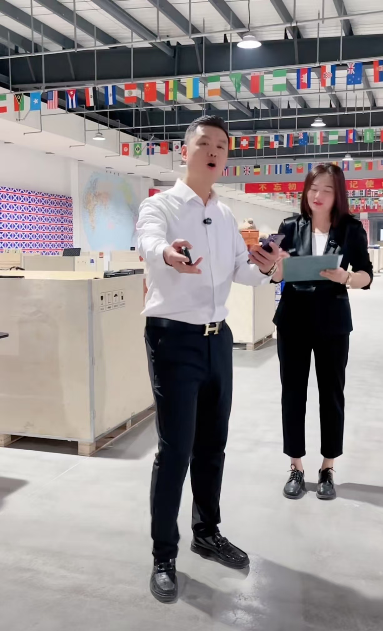 直播间新型清仓大法: 租一个大仓库,摆上箱子,样品; 李总王总杨总西装