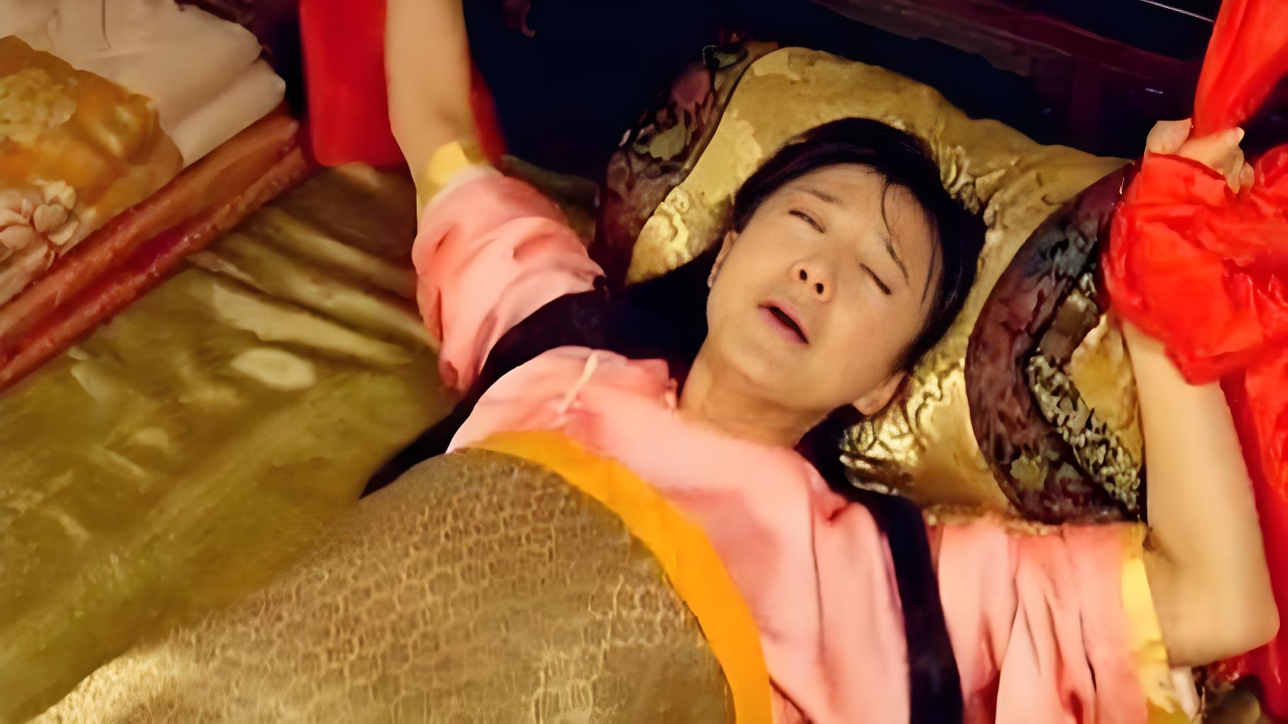 咱就说这产房吧,哪像现在的手术室,消毒做得那么严格,那么干净