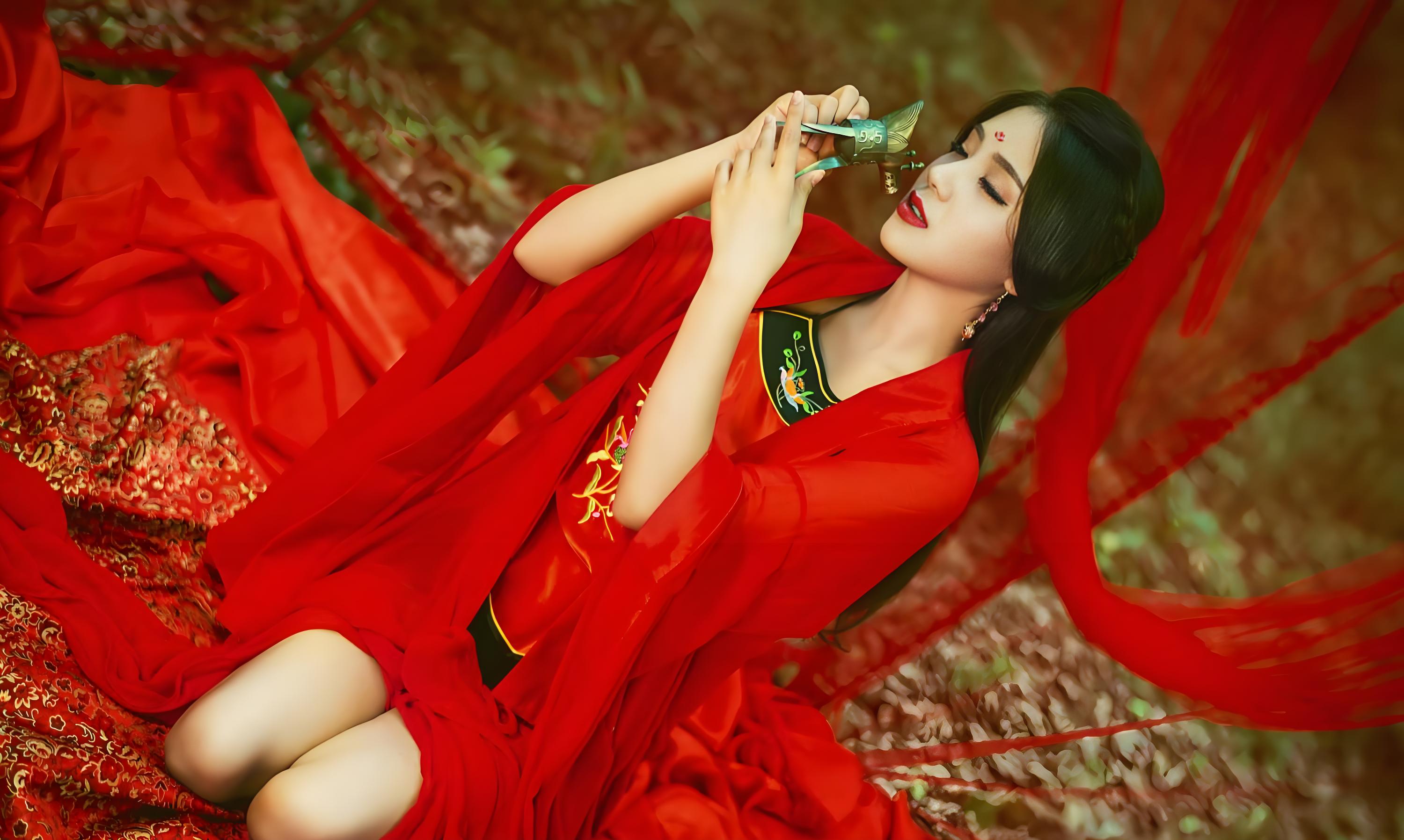 在咱们中国,自古以来红色就象征着吉祥和喜庆,古人还