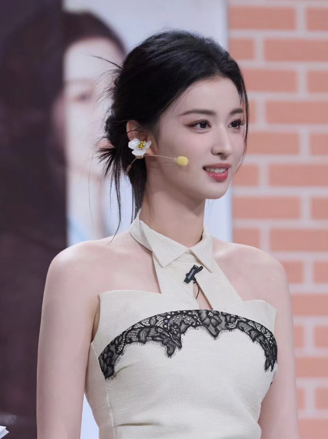 而她的脸庞,还有身形是这几年来好不容易有以前大美女感觉的女明星