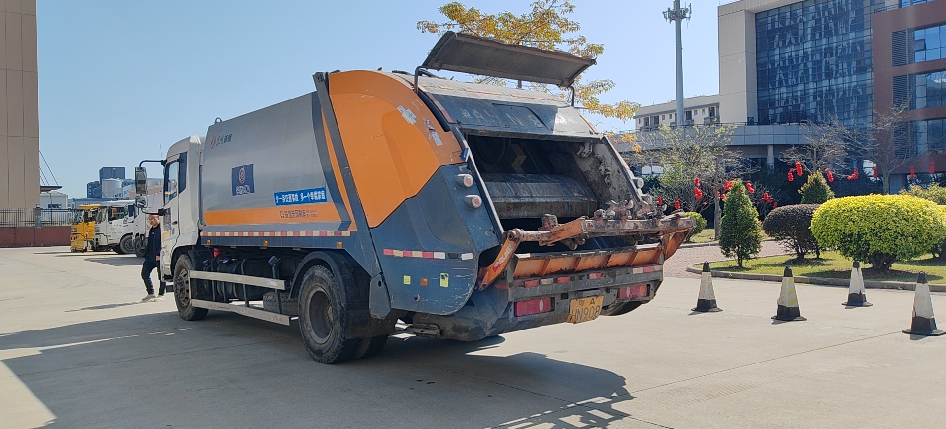 粤ahn908 18吨垃圾压缩车东风牌eq518czyss6总质量:18000kg 注册日期