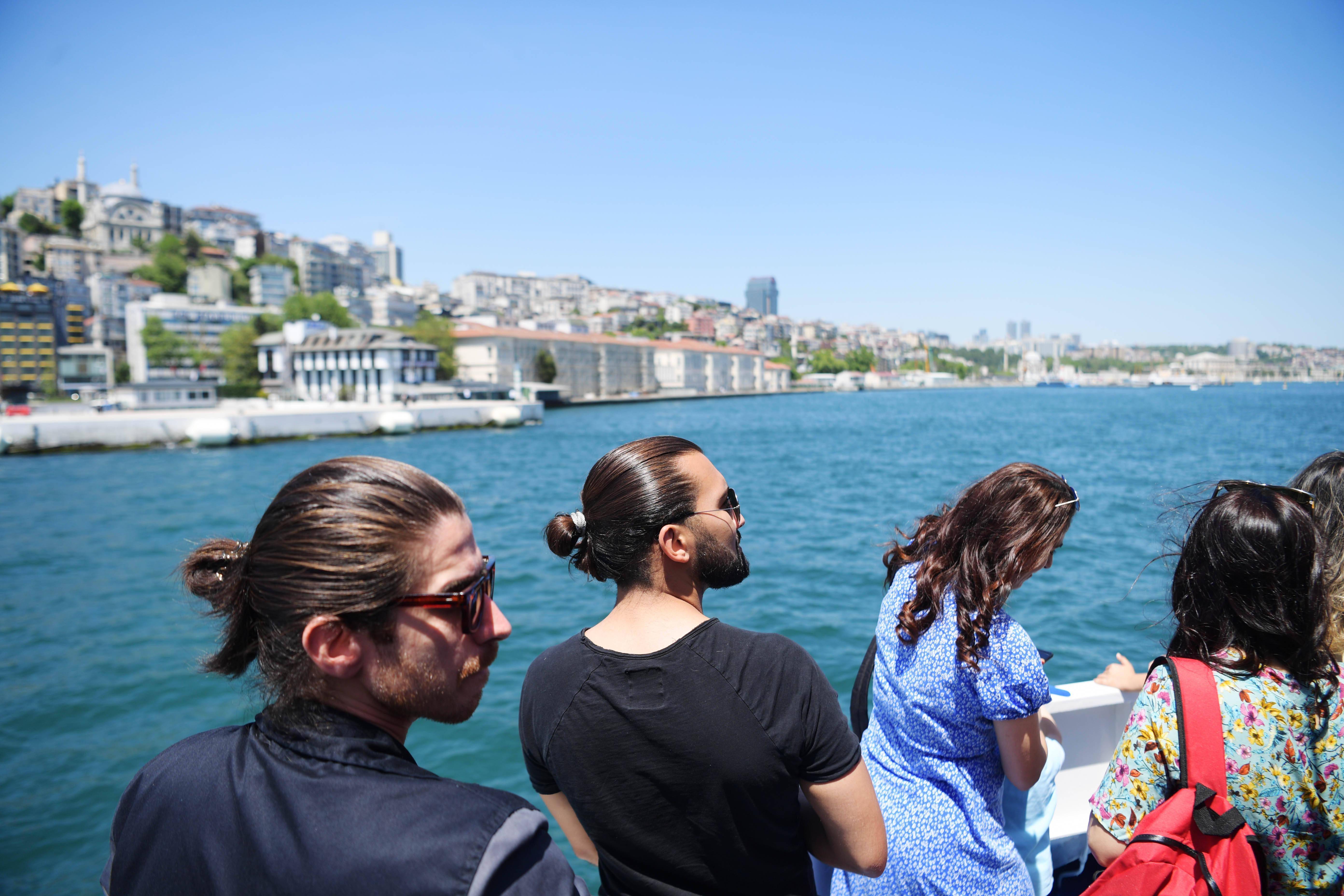 "街头一群外国人的身影引起了大家的注意,这是咋回事?