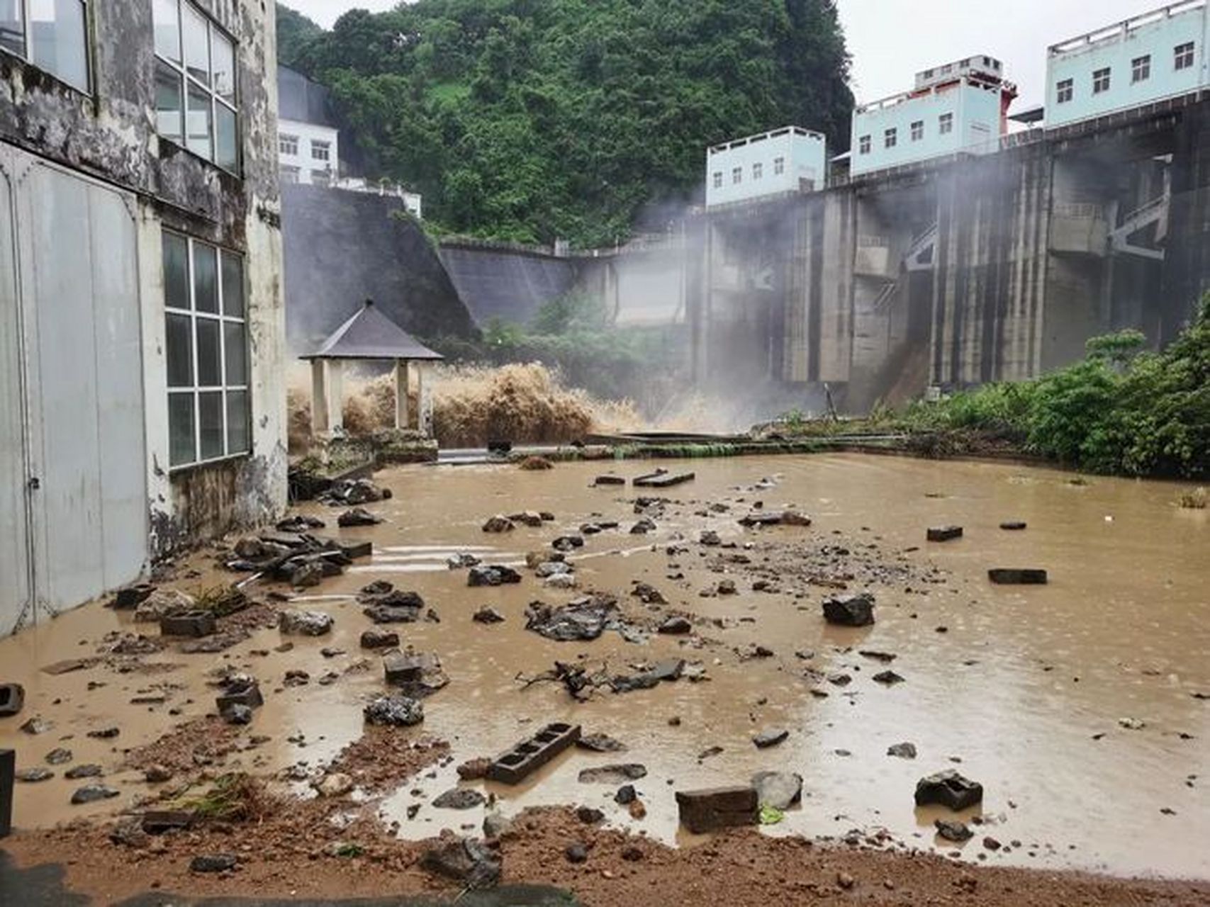 6 日,湖南平江县的九峰水库大坝发生了渗漏险情,这可把大家的心都
