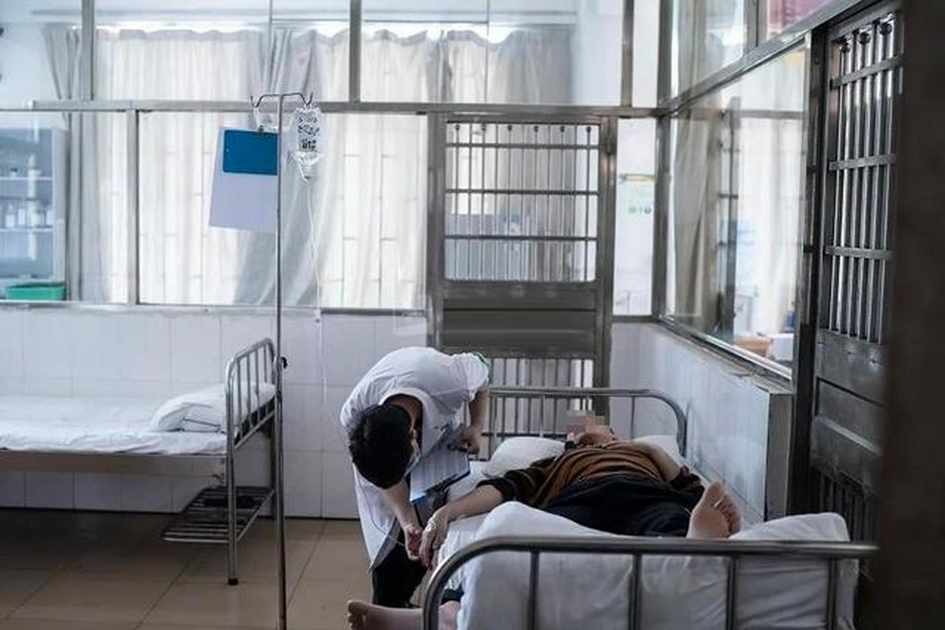儿子和父母互送对方进精神病院  山东有一男子,被父母哄骗进了精神