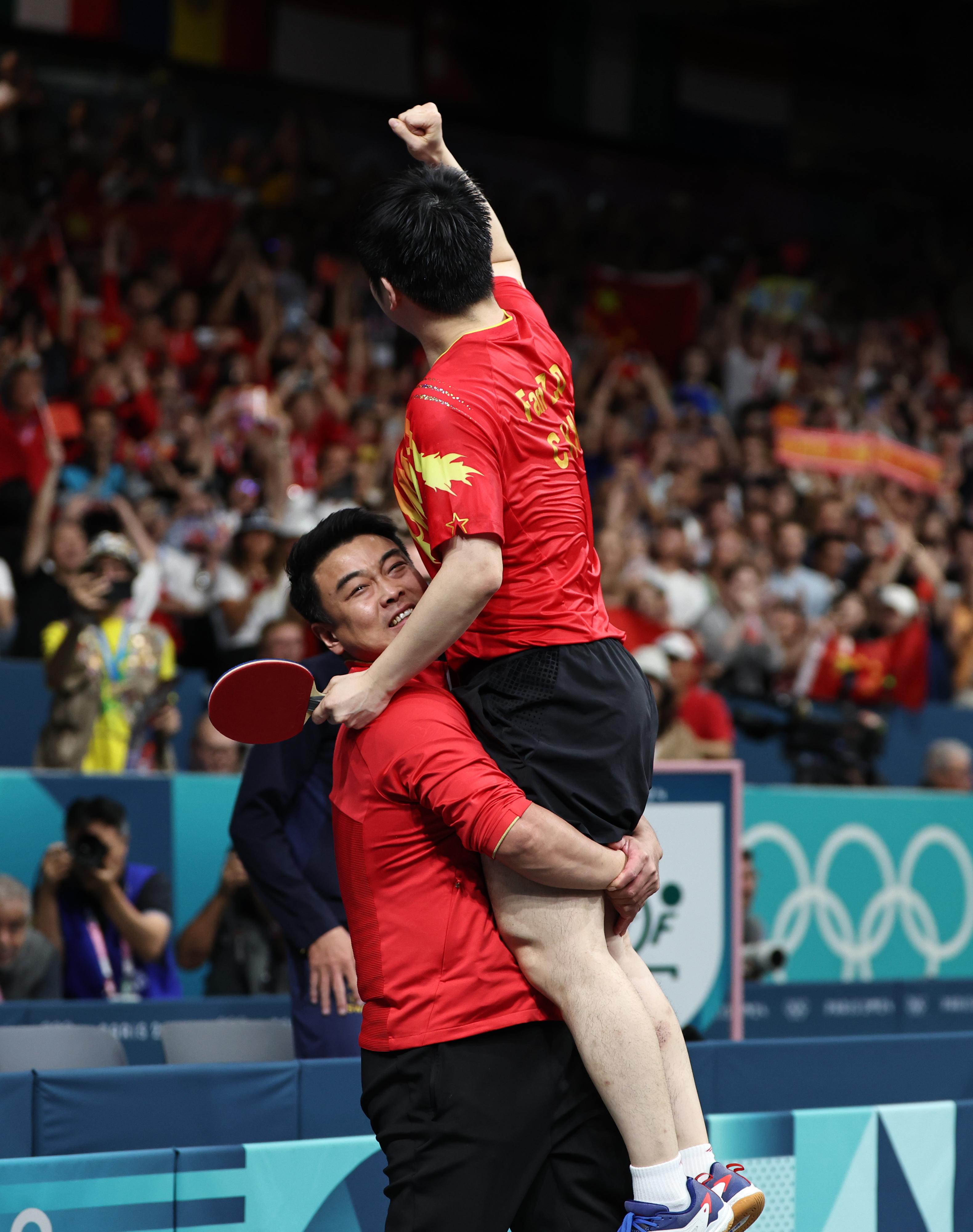 樊振东男单夺冠后王皓抱举庆祝,网友:王皓你下届奥运