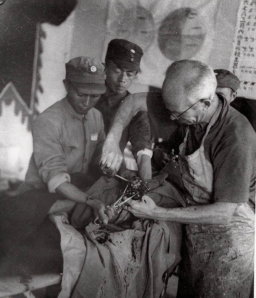 1938年,白求恩为一名脸部受伤的八路军小战士拆开纱布