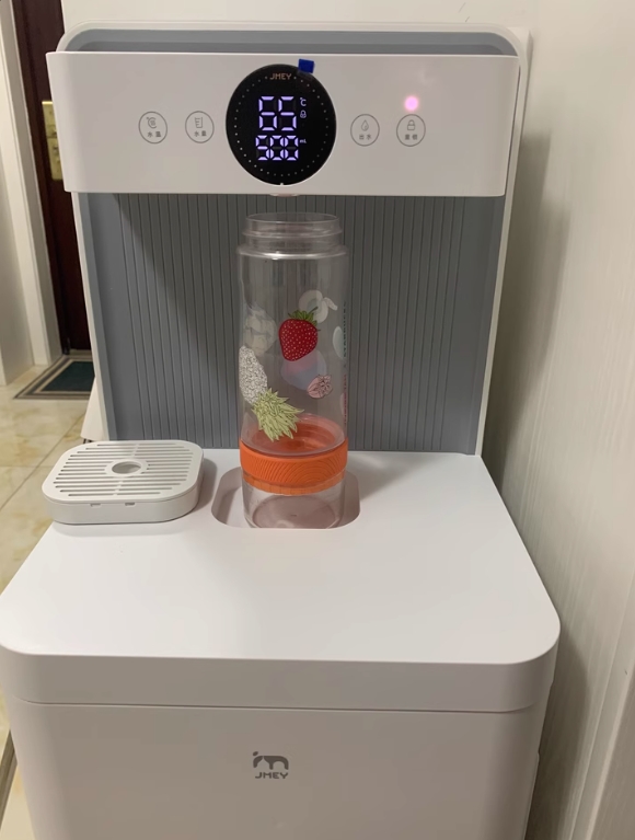 让众人都觉得很巴适,宾客自己取水,添水,主人家陪客炭吞 饮水机摆放