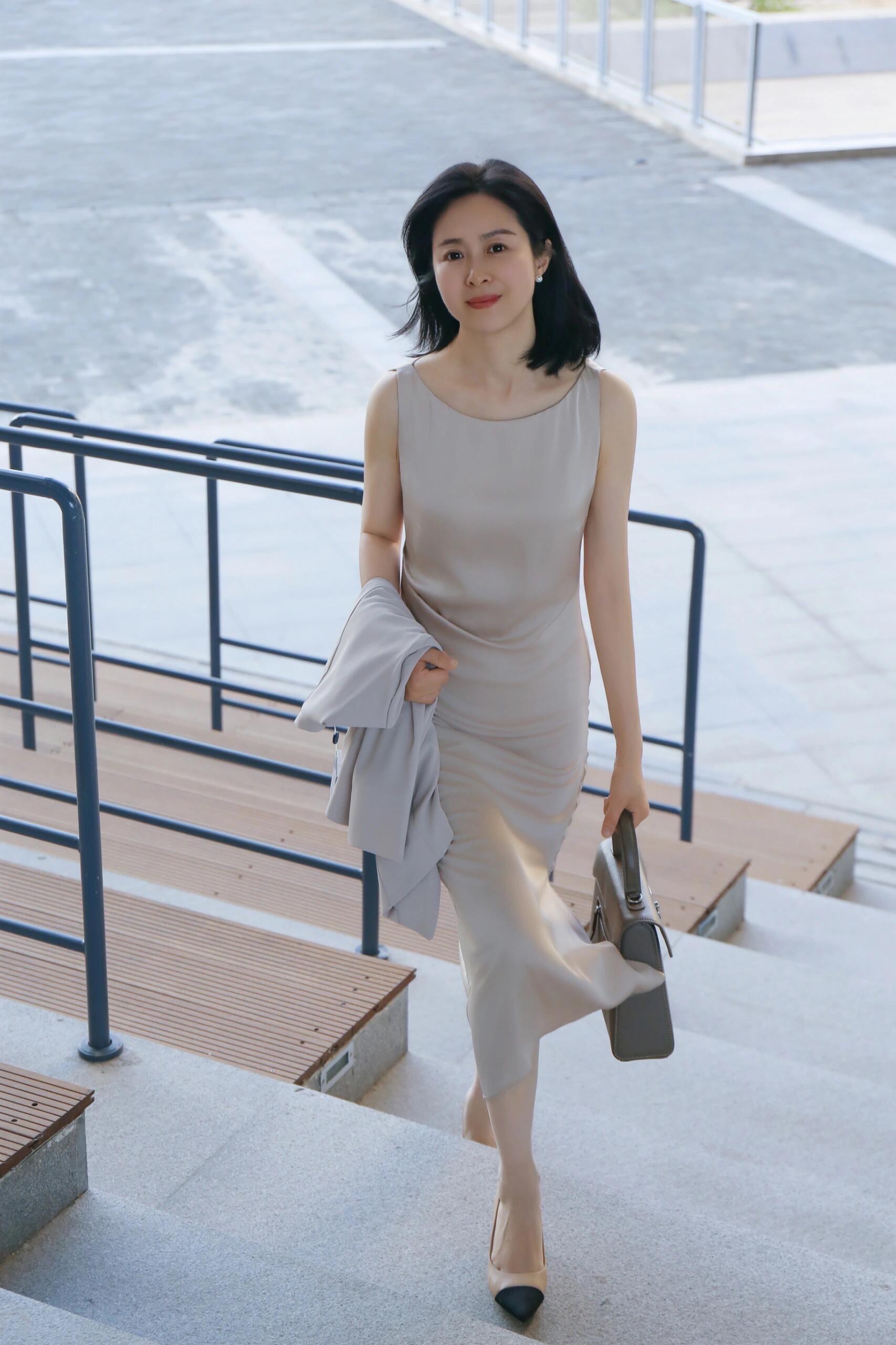 我家住中户,东户住了一位单身女性,皮肤白晳,脸上也没长斑,身材也