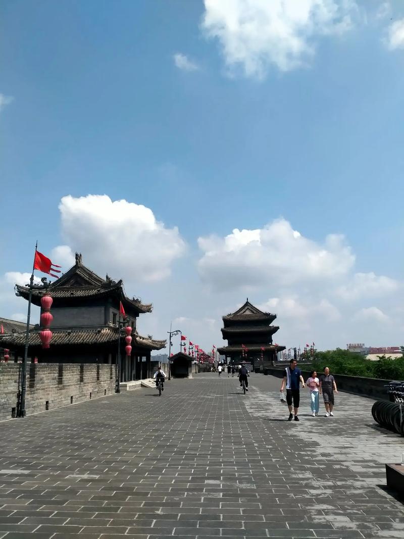 需要注意的是,每月的15日为西安城墙开放日,如果您有金秋10月游览