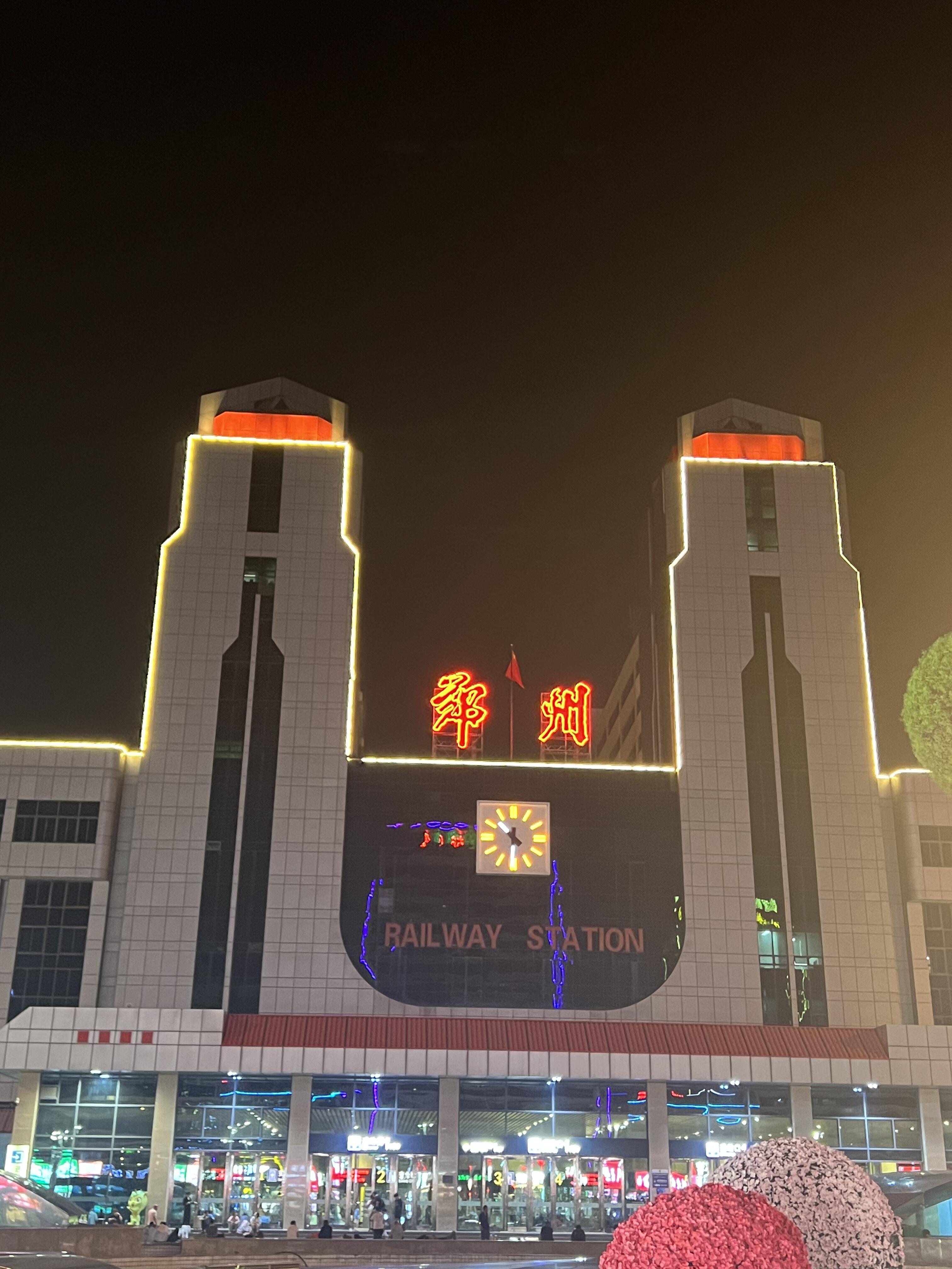 曾经人潮如流的郑州站,变得冷冷清清,只剩那曾经的标志性建筑,依然