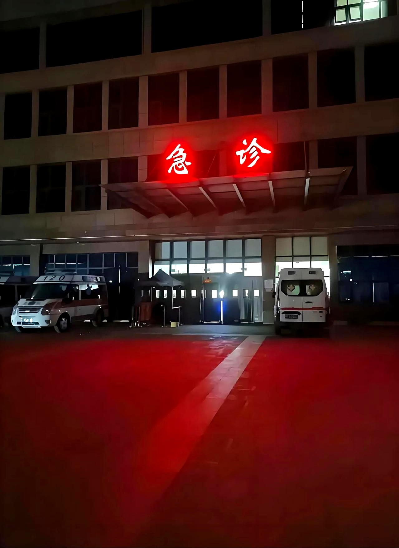到达市中医院后,急诊医生让我去外科,但外科分诊台又让我转到骨科