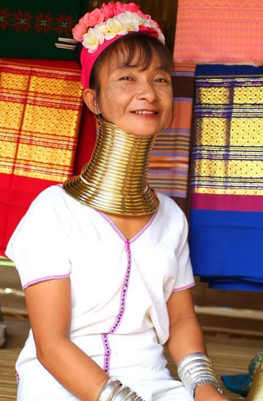 太残酷了!长颈族人以脖子长为美.