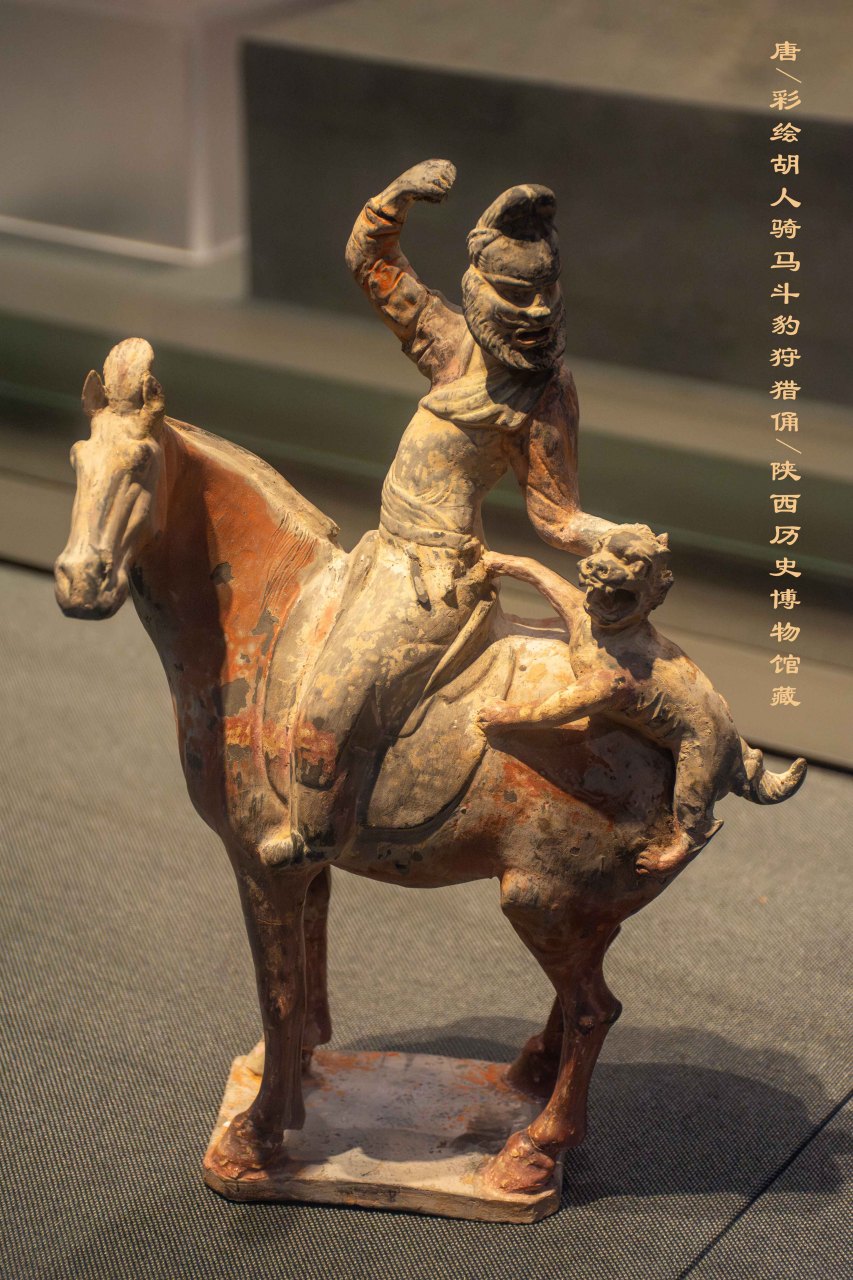 5厘米,骑马胡人头戴幞头,浓眉虬髯,身穿翻领袍服,下着窄腿裤,足蹬靴.