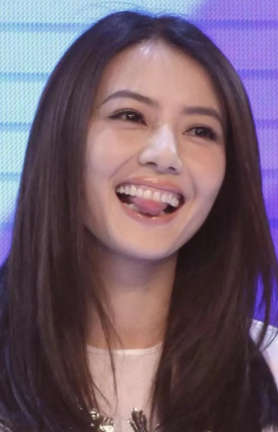 人家都说笑不露齿,可高圆圆不但笑漏了齿,而且连舌头都露出来了