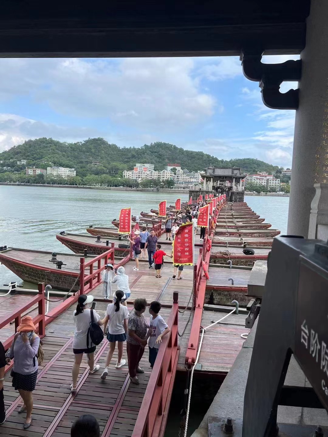 这里是广东颇具名气的一个岛屿.海岸线长84.3千米,沿海公路蜿蜒曲折.