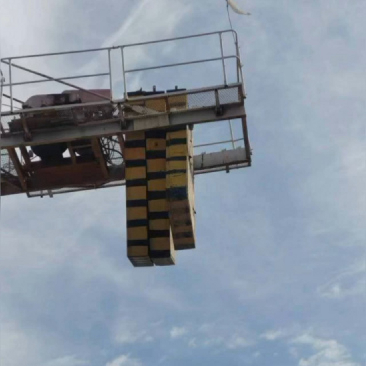 瞧瞧这塔吊配重掉下来的威力,看把钢筋混凝土的顶棚都能砸出个大窟窿!