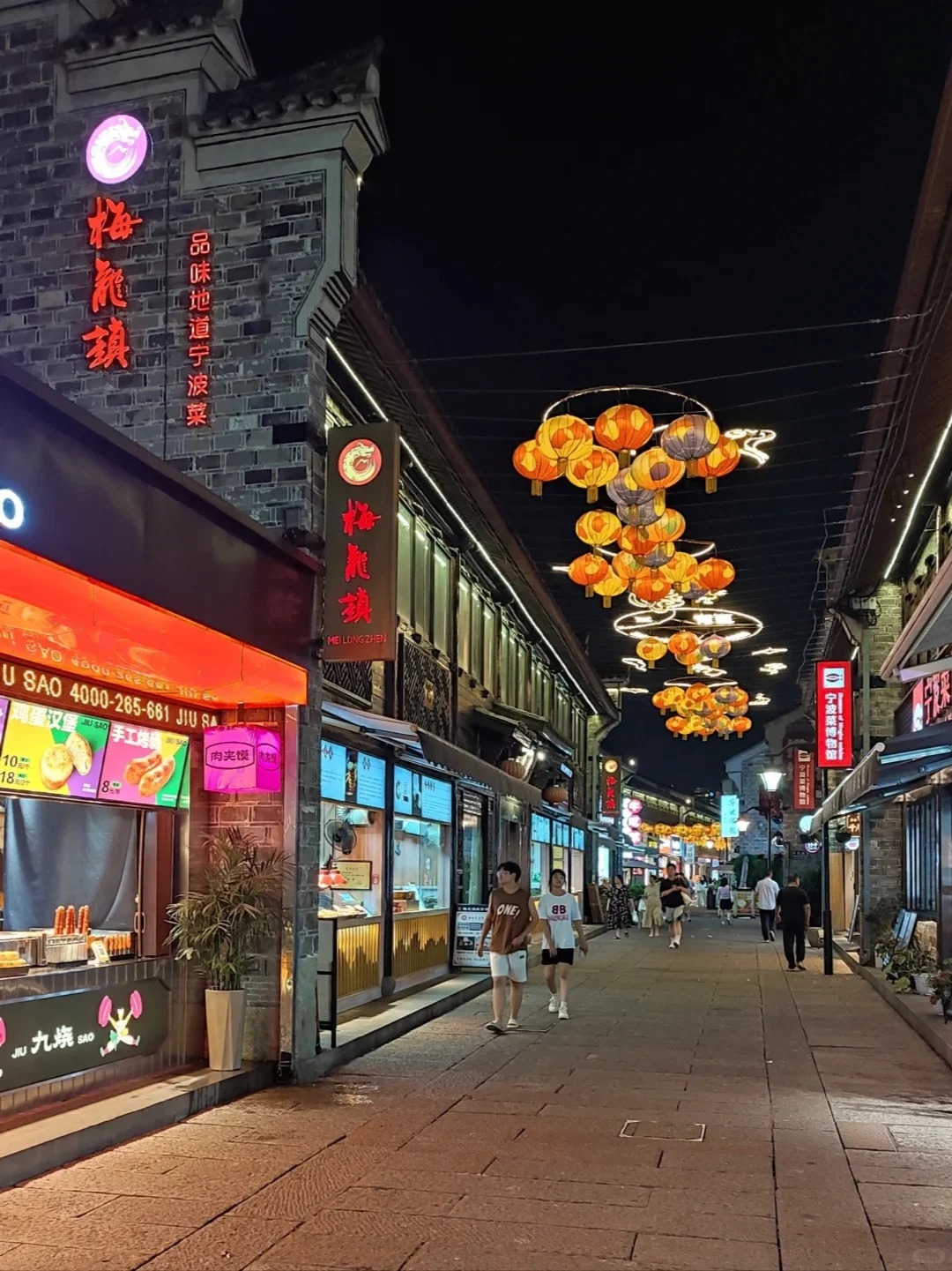 糖画老人正勾勒出蝴蝶的翅膀