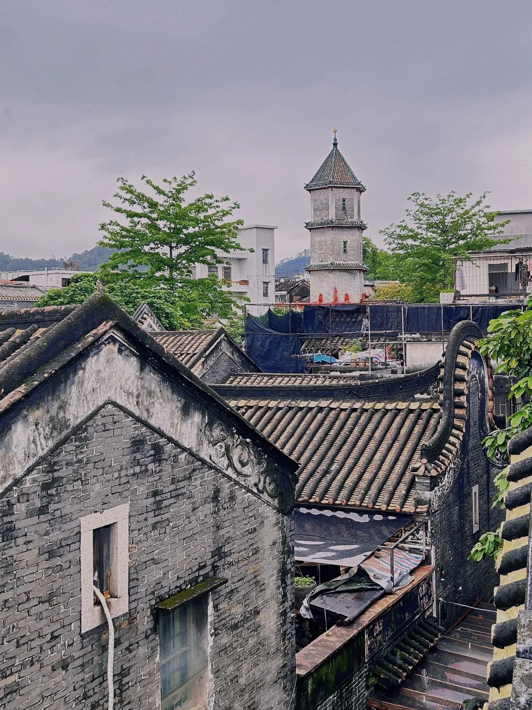 踩着青石板路走进沙湾,镬耳屋在晨光中泛着暖黄,檐