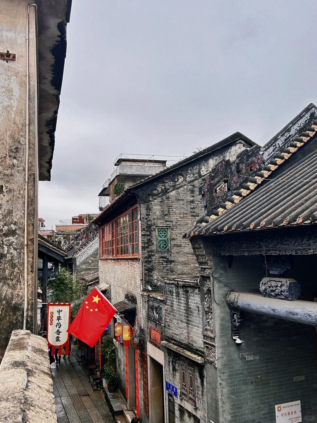 踩着青石板路走进沙湾,镬耳屋在晨光中泛着暖黄,檐