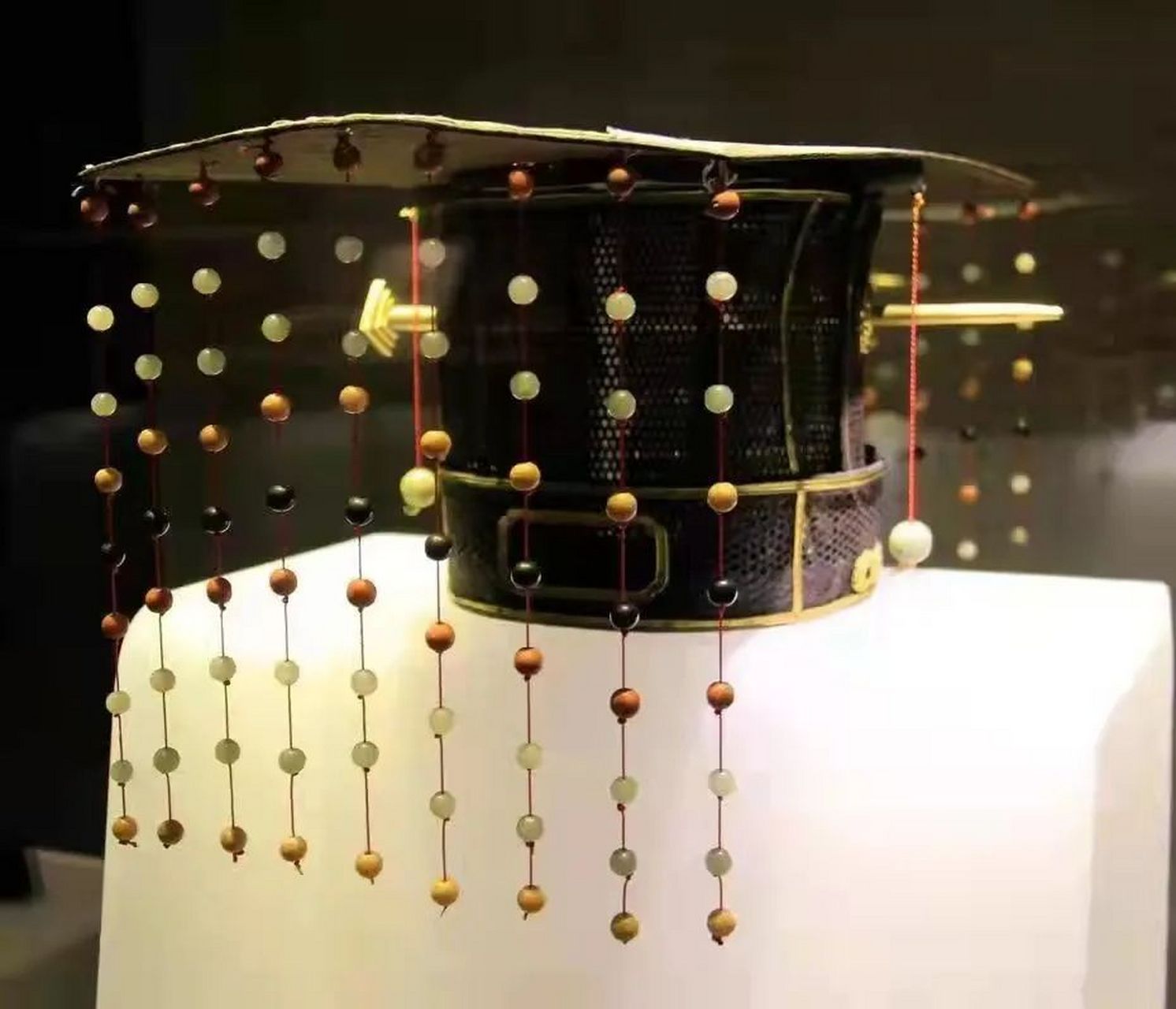 解读冕冠:复杂结构及背后寓意 冕冠的形制较为复杂,它主要由綖板,旒