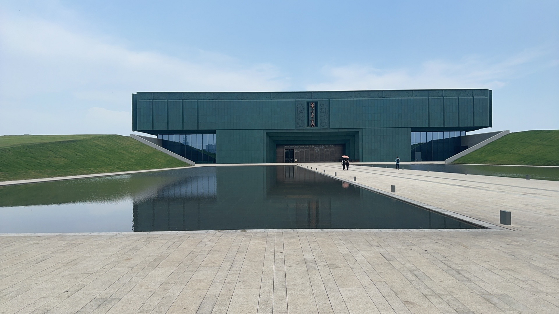 在古老的安阳,殷墟博物馆新馆宛如一座青铜鼎,以其独特的鼎形建筑外观