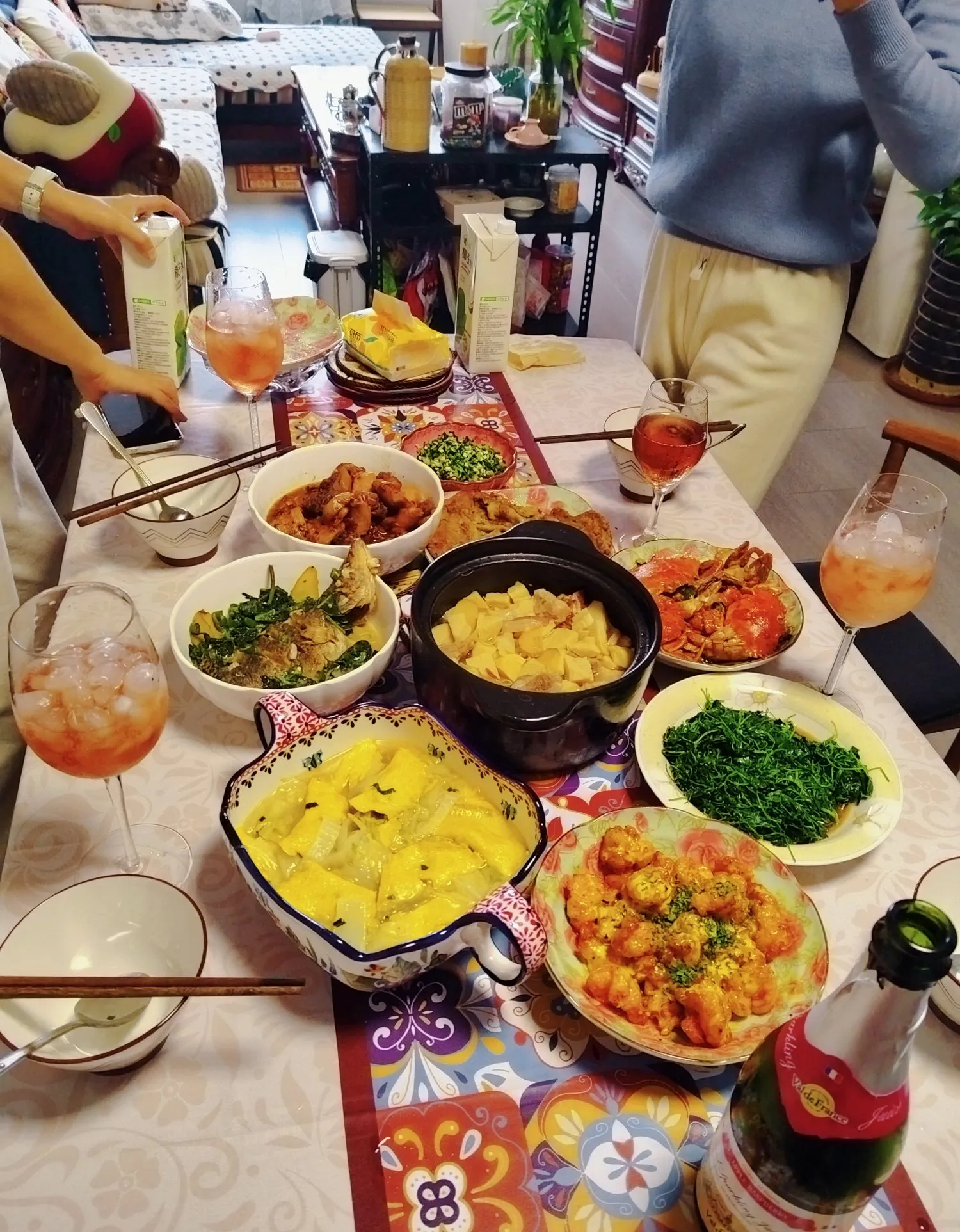 外面餐馆那么多,在餐馆吃饭轻松又省事,所以大多数人都选在外面聚会