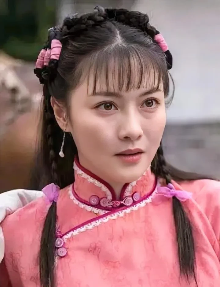 她是80后,地道的安徽芜湖人,毕业于北京电影学