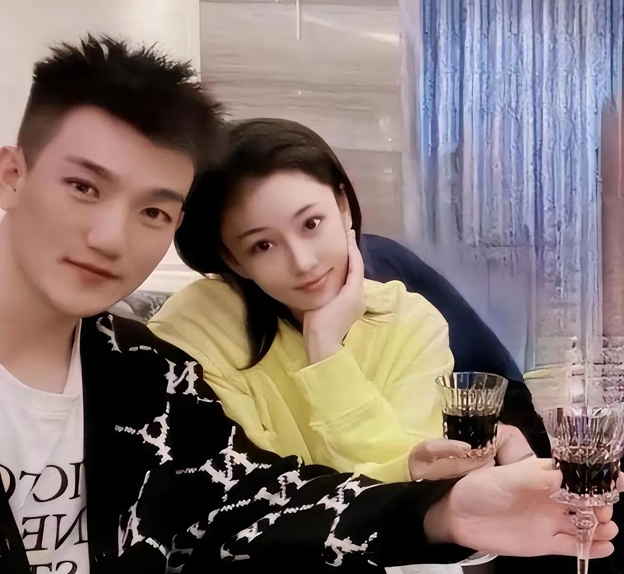 她,智慧美貌赛过明星,运气更佳,觅得真爱共筑幸福小窝,还有了贴心小