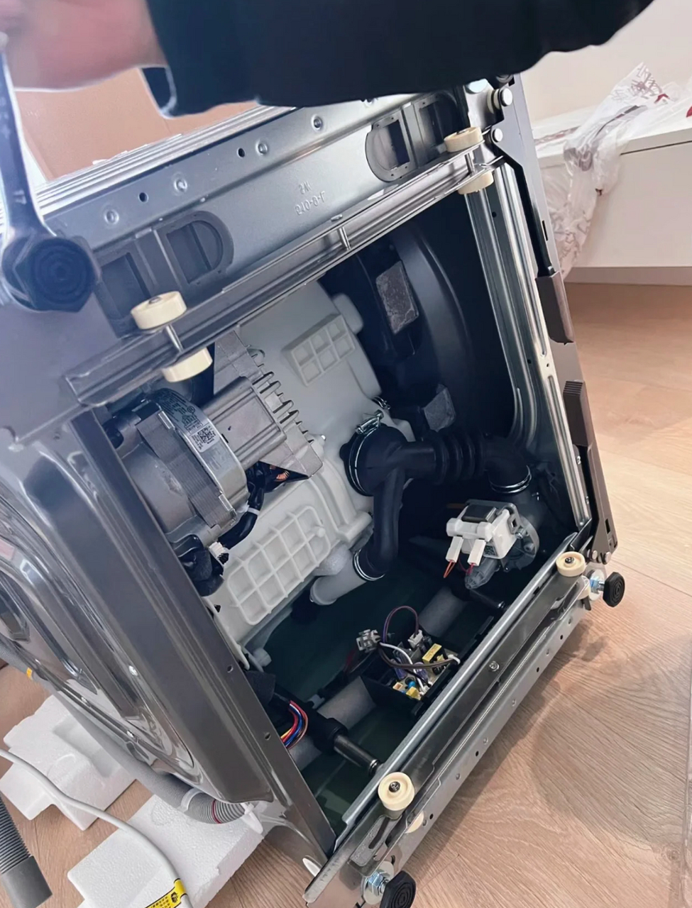 第一次知道现在的洗衣机底部都没有挡板了,据说是为了更好的散热和排