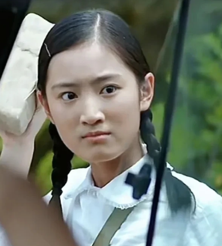 她是《父母爱情》中饰演少年江亚菲的黄诗佳